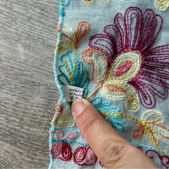 Floral Embroidered Lightweight Rectangle Scarf With Tassels - Picture 8 of 9